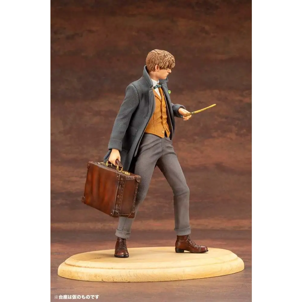 Detaljerad Newt Scamander-figur med grå rock i Fb Crimes Grindelwald ArtFX+