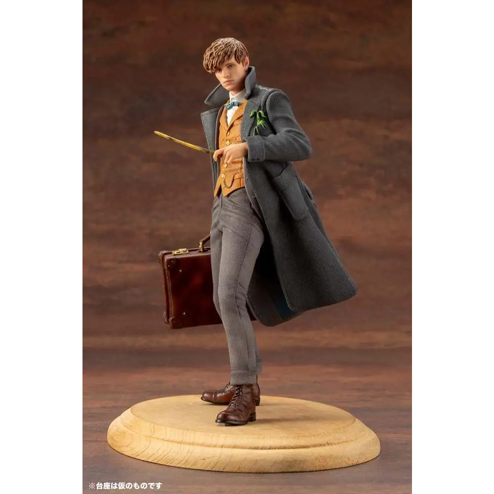 Detaljerad Newt Scamander-figur med kappa, väst, byxor, trollstav och resväska