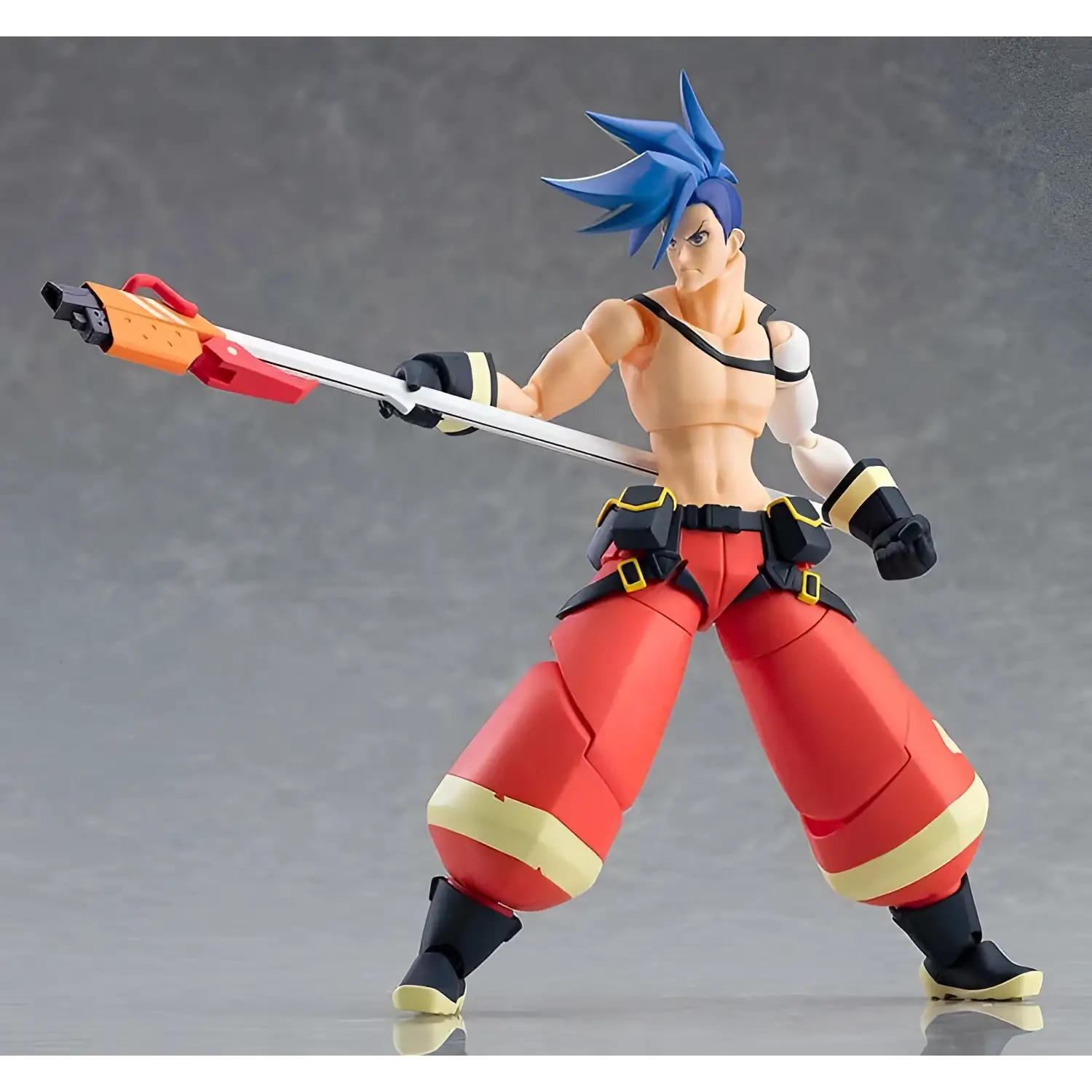 Figma Galo Thymos från Promare: blåhårig actionfigur i brandmansbyxor med orange vapen
