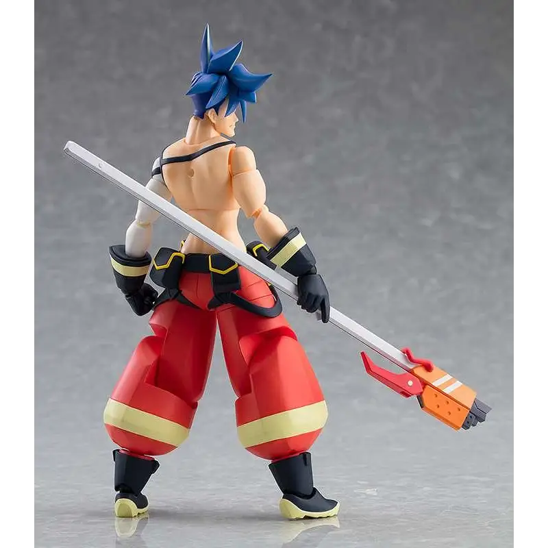 Figma Galo Thymos från Promare: blåspikig actionfigur i rödsvarta brandmansbyxor med gula ränder, håller lång silververktyg med orange handtag