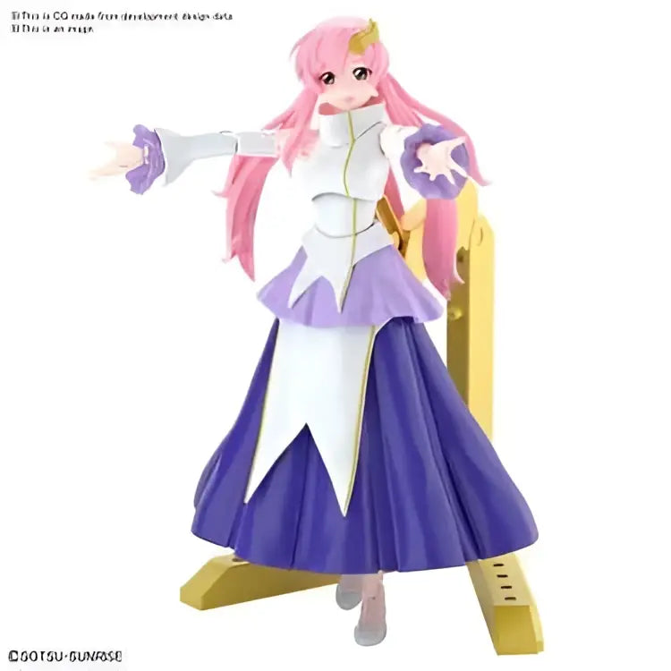 Pink-haired anime figurine Lacus Clyne i vit-lila klänning med gulddetaljer på guldgunga