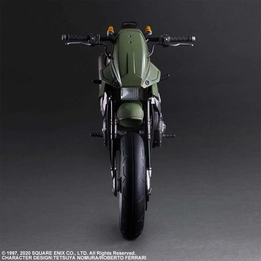 Olivgrön motorcykelmodell med svarta däck och kromdetaljer från Final Fantasy VII Remake Jessie-paketet