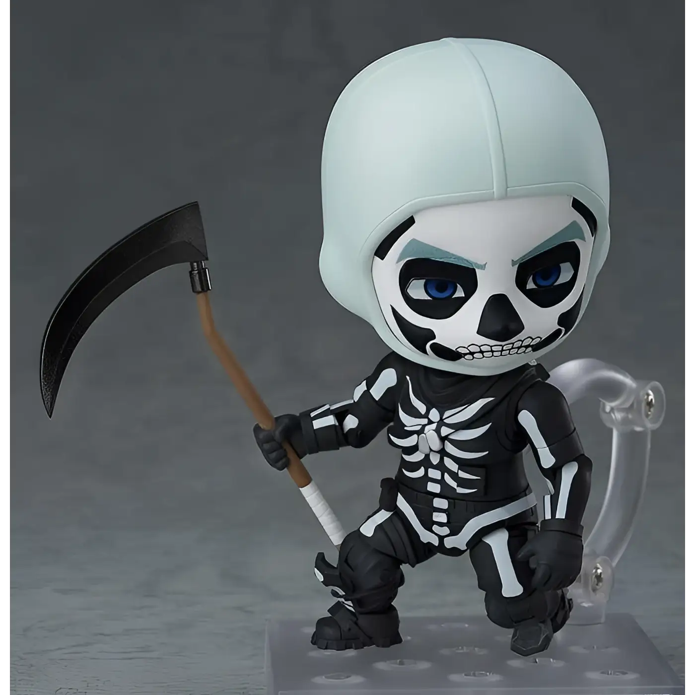 Chibi Nendoroid-figur av Fortnite Skull Trooper med vit skallehjälm och blå ögon