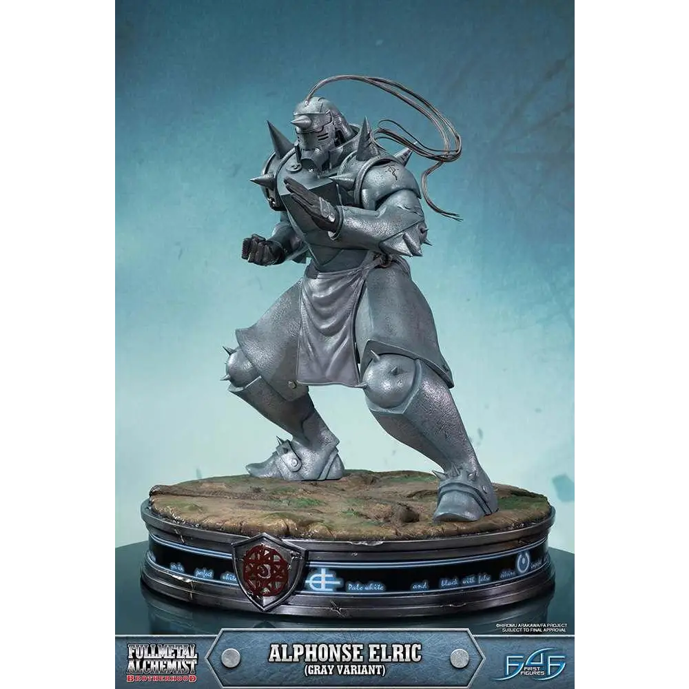 Grå metallstaty av Alphonse Elric i full rustning med spikade axelskydd och flödande mantel på detaljerad cirkulär bas