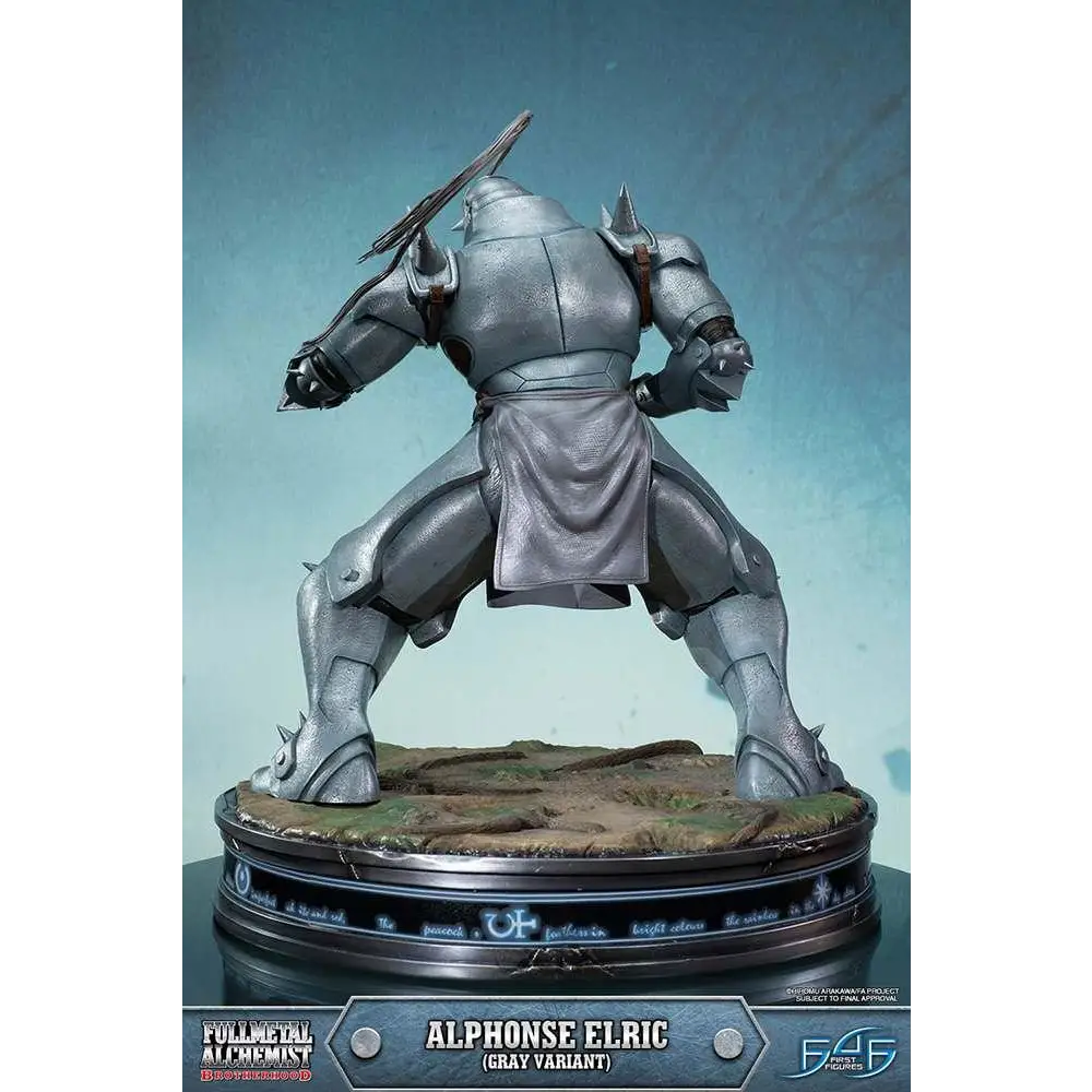 Grå metallisk rustningstaty av Alphonse Elric med spikade axelskydd och texturerad tyg sash