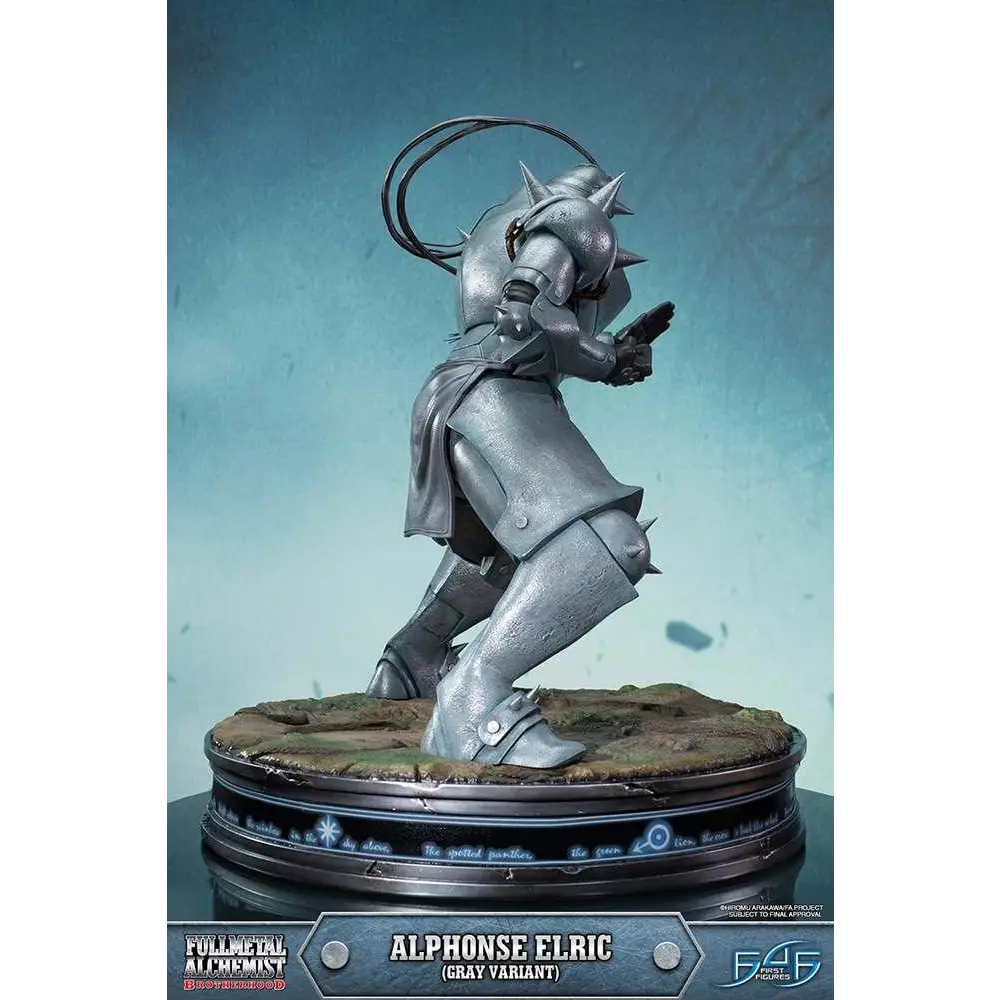 Grå metallstaty av Alphonse Elric i full rustning med spikade axelskydd och fladdrande mantel på cirkulär bas
