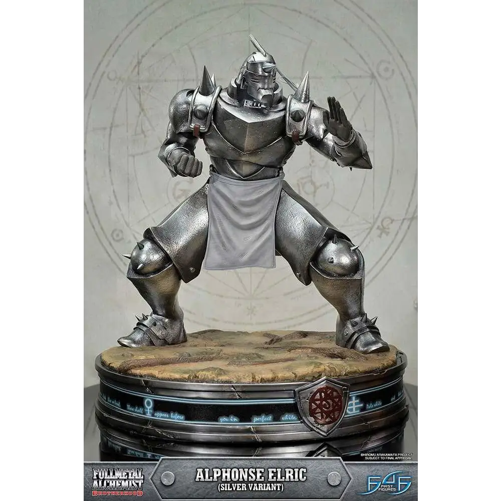 Silvrig metallisk rustning av Alphonse Elric-statyn med spikade axelplattor och grå förkläde