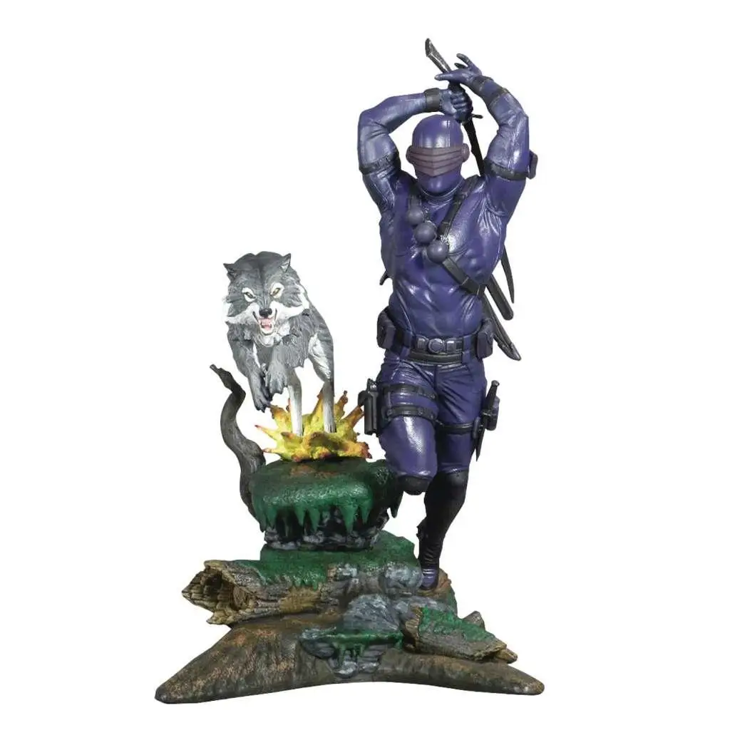 Lila målad plastfigur av ninja med grå varg på stenig bas, G.I. Joe Gallery Snake Eyes Variant Statue