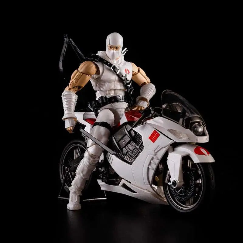 Vit G.I. Joe Storm Shadow Arashikage-cykelmodell i vitt och rött med svarta accenter, detaljerad design och glansig finish