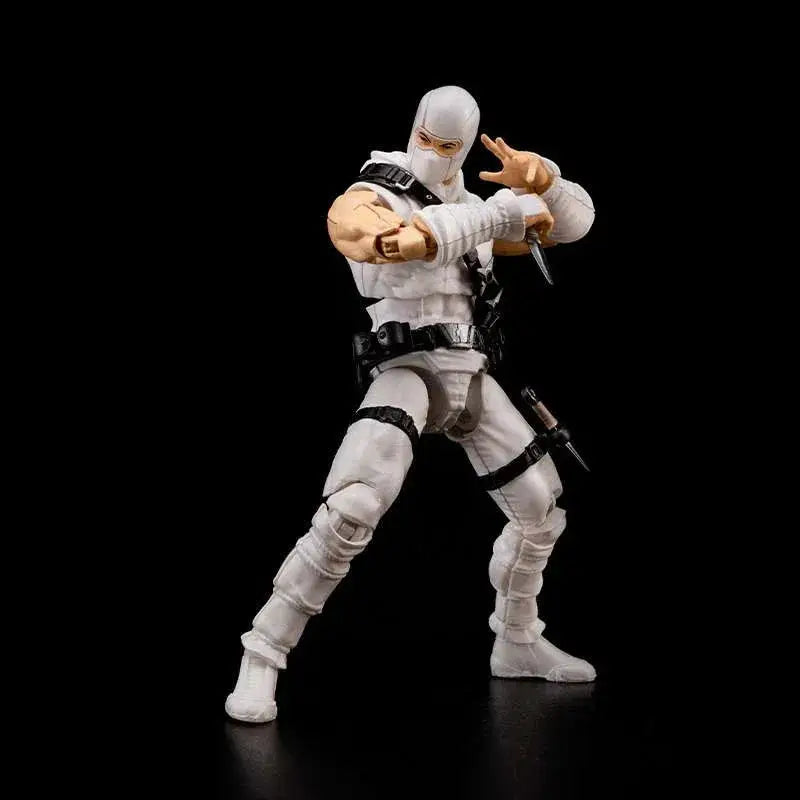 Vit Storm Shadow actionfigur i vit ninja med svart taktisk utrustning och kniv i aggressiv pose