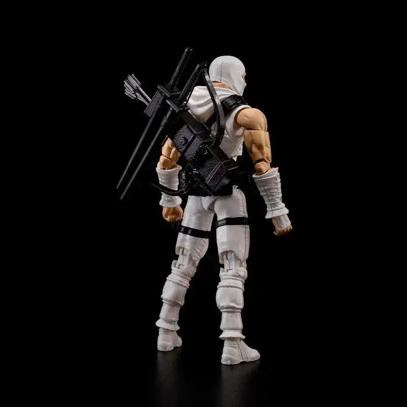 Vit Storm Shadow GI Joe-modellkit med vit ninja i svart taktisk utrustning och pilkoger på ryggen