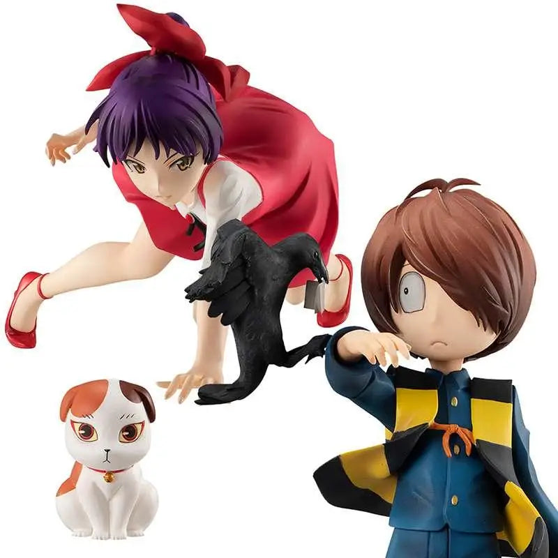 Animefigur med Nekomusume i röd-vit klänning, lila hår, röd rosett och svart kråka på axeln