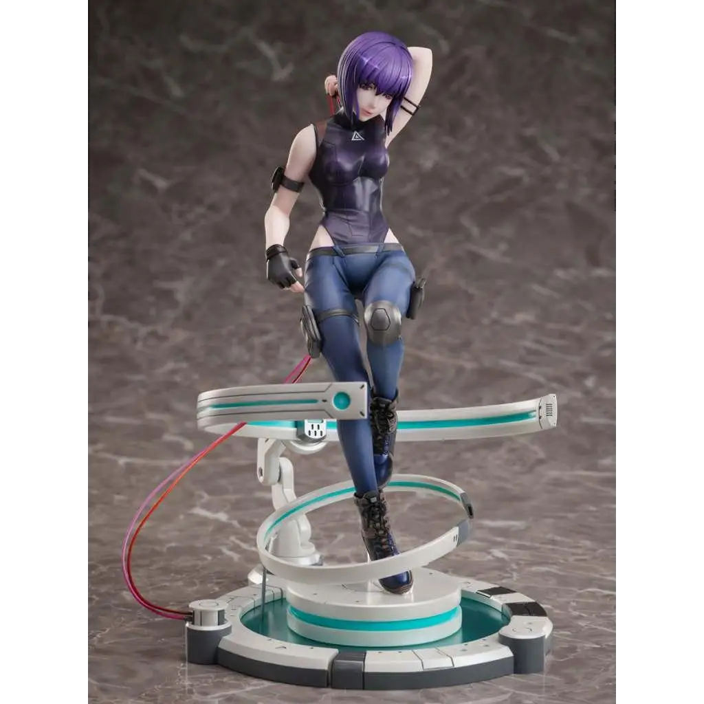 Motoko Kusanagi 1/7 figur med lila hår i taktisk blåsvart outfit på futuristisk bas