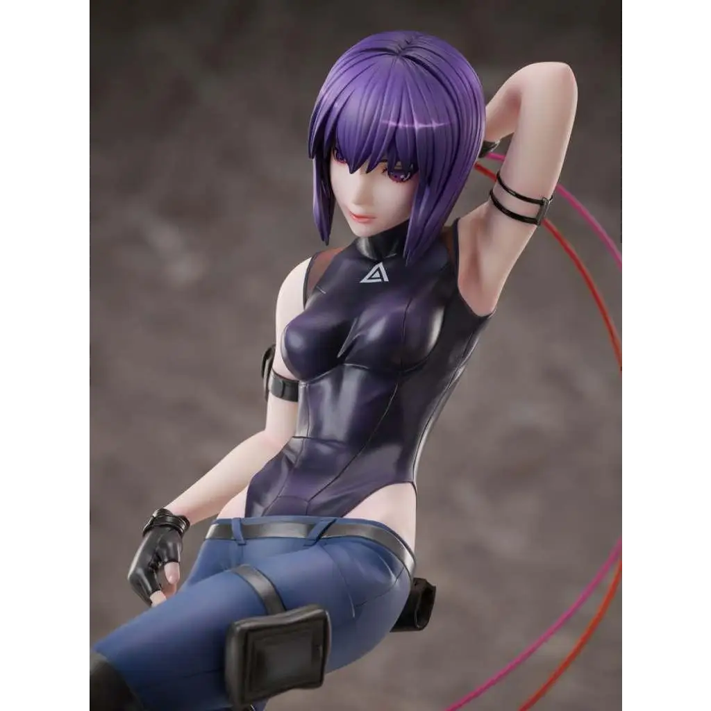 Lila-hårig animefigur av Motoko Kusanagi i svart kroppsdräkt med blå byxor och taktisk utrustning
