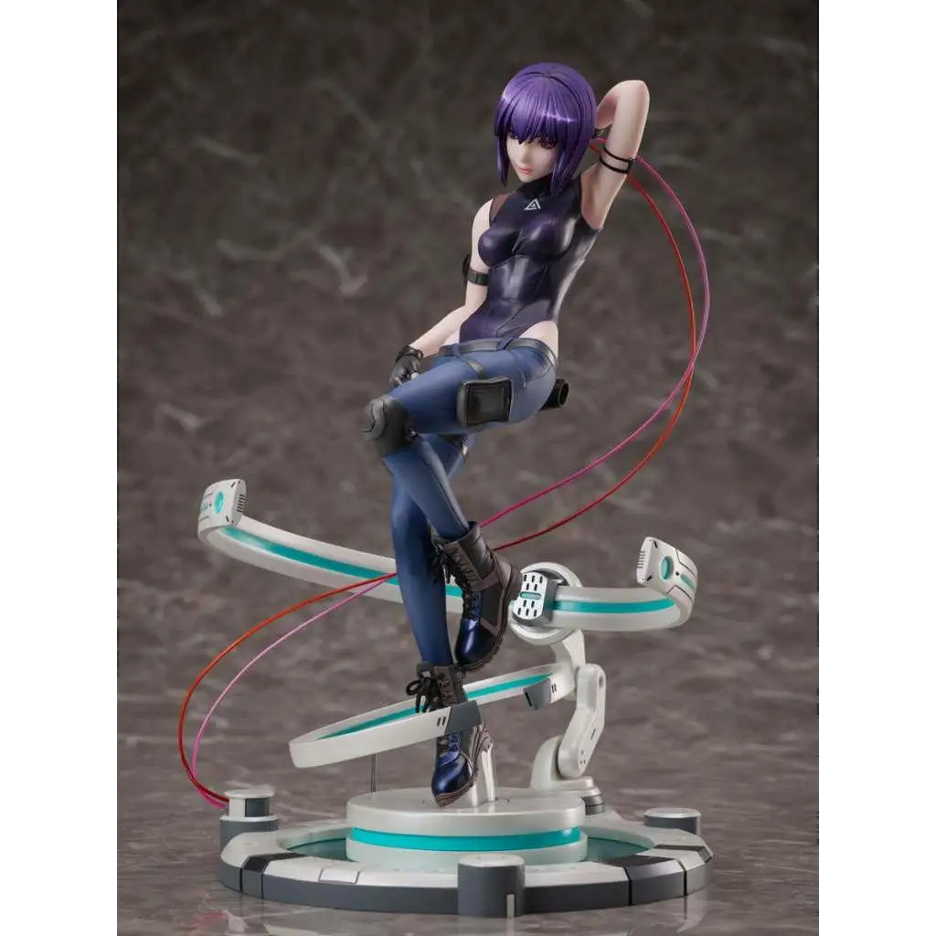 Motoko Kusanagi Ghost in the Shell figur lila hår, taktisk outfit på futuristisk bas