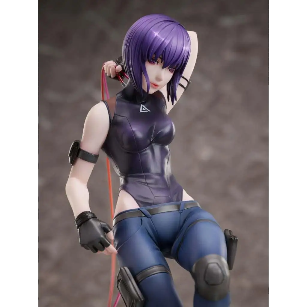 Lila-hårig animefigur Motoko Kusanagi i svart-blå taktisk outfit med rustningsdetaljer