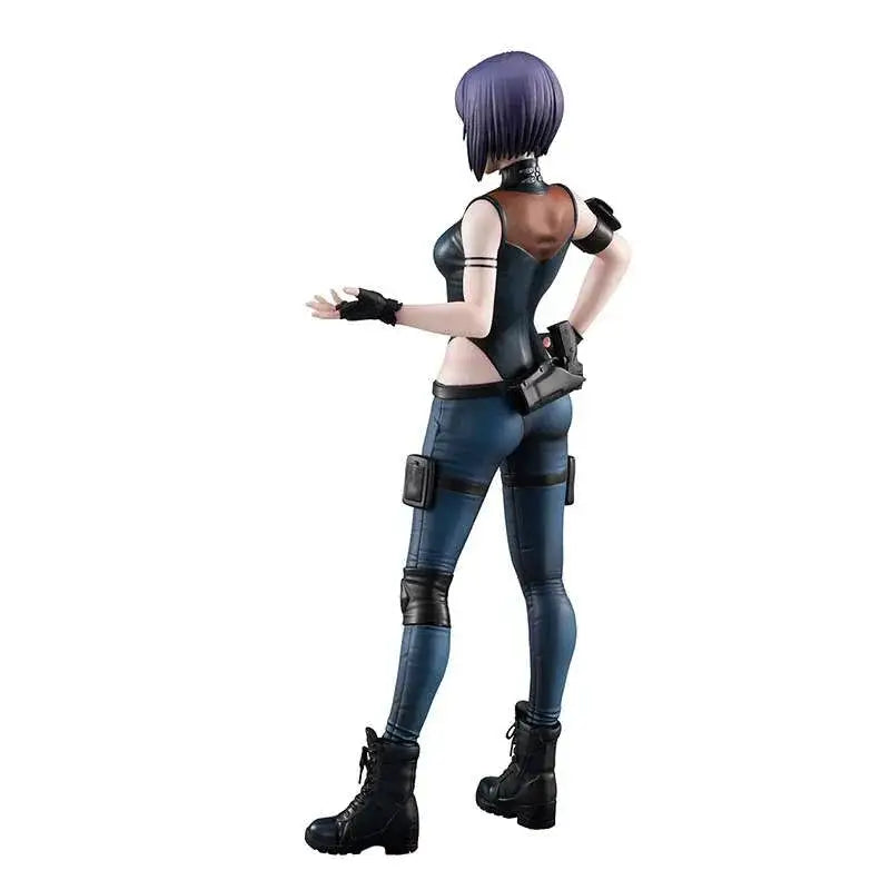 Lila hårikad animefigur Motoko Kusanagi i svartblå taktisk utrustning