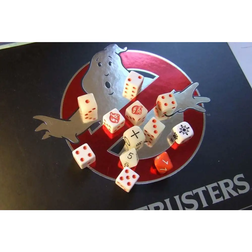 Vita och röda tärningar med symboler runt Ghostbusters-loggan i Ghostbusters: Brädspel