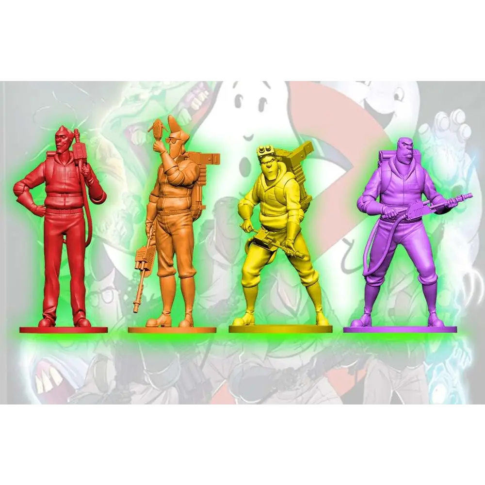 Fyra färgglada plastfigurer från Ghostbusters: Brädspel i rött, orange, gult och lila