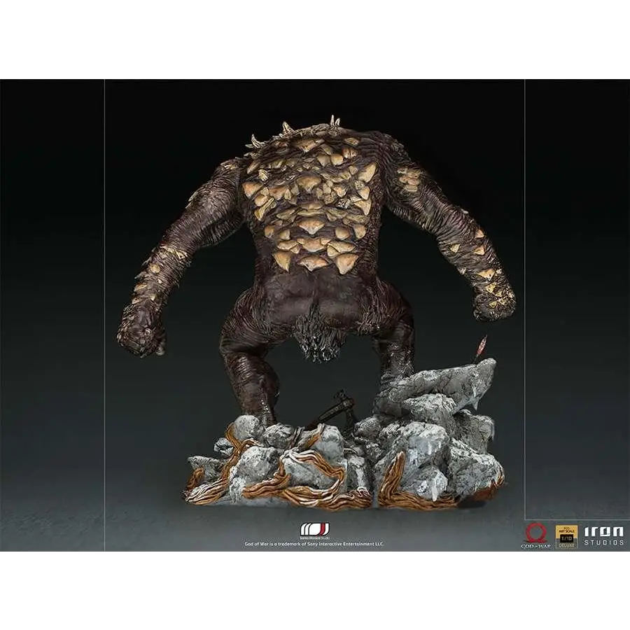 Mörkbrun texturerad staty av muskulös varelse med spikad rustning och grov hud från God of War Ogre 1/10