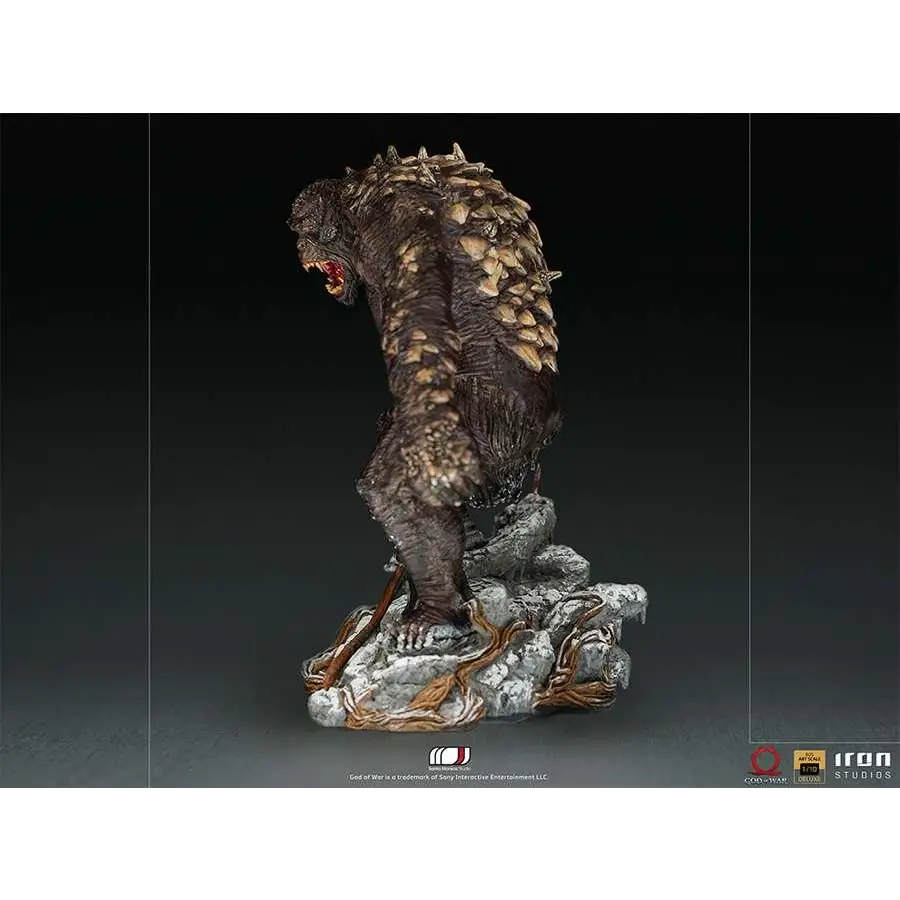 Detaljerad staty av God of War-ogre i 1/10-skala, mörkbrun och tan, med taggig rygg på klippig terräng