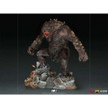 Mörk, texturerad staty av God of War-ogre med spikig hud och röda tänder