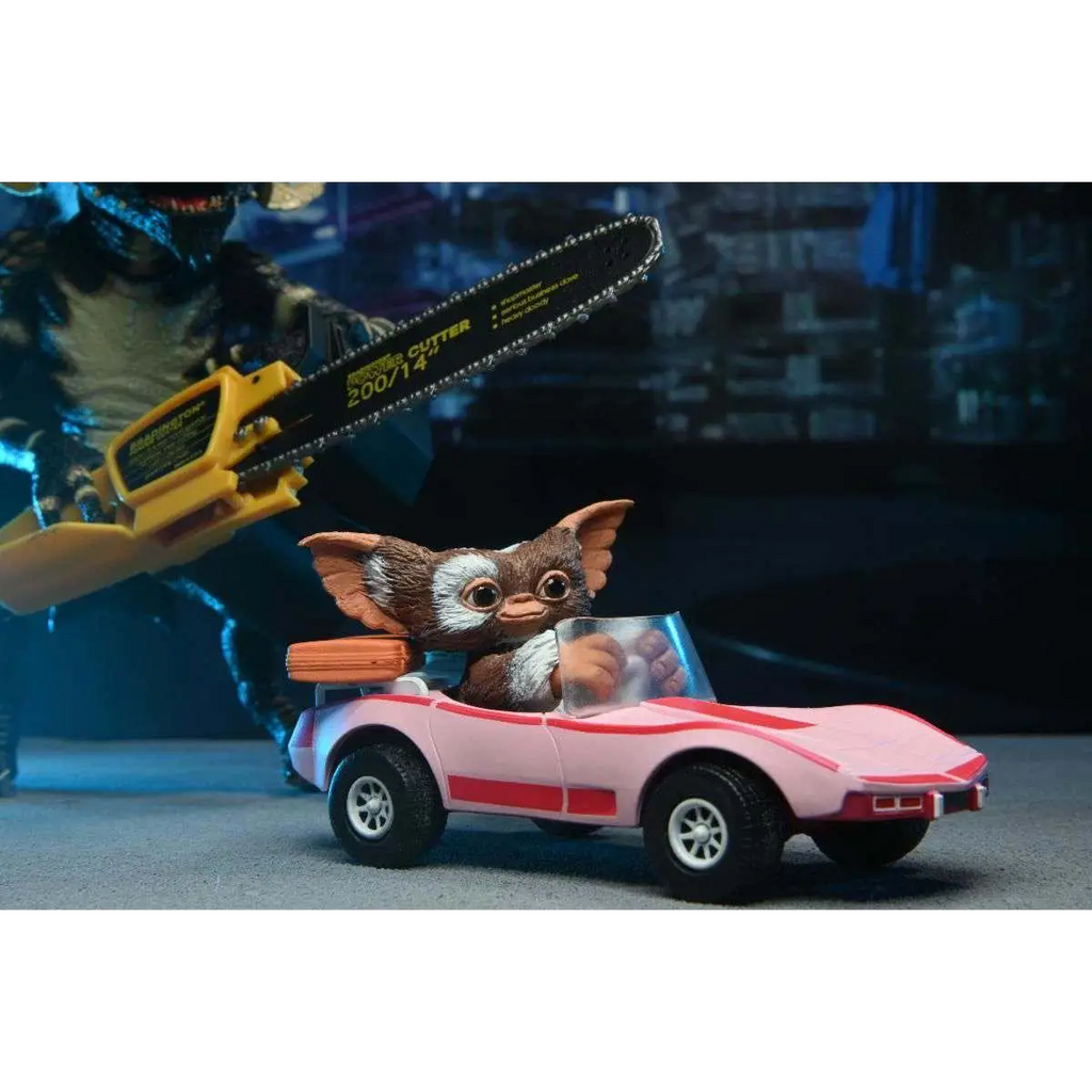 Rosa och röd cabriolet-leksaksbil med brunt pälsdjur i förarsätet från Gremlins 1984 Tillbehörspaket