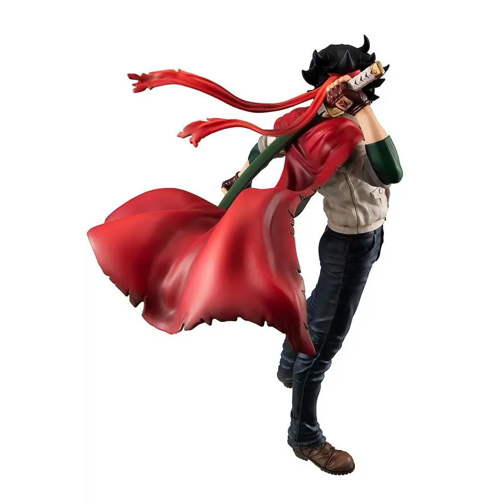 Dramatisk röd mantel över Gundam Domon Kassh-statyett från Megahouse