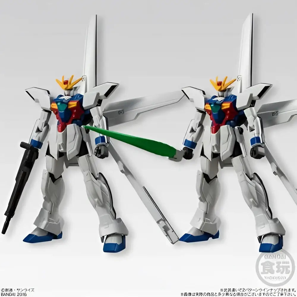 Vit Gundam Universal Unit S.2 actionfigur med blå detaljer, gul krona, röd bröstpanel och grön svärd