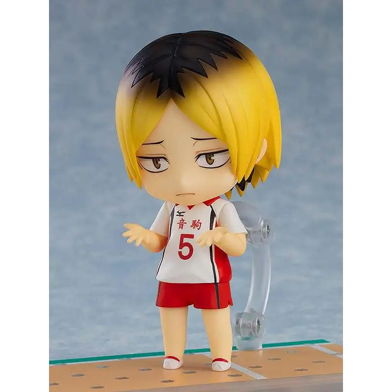 Chibi Nendoroid figurine av Haikyu Kenma Kozume i vitröd SEK-uniform med nummer 5