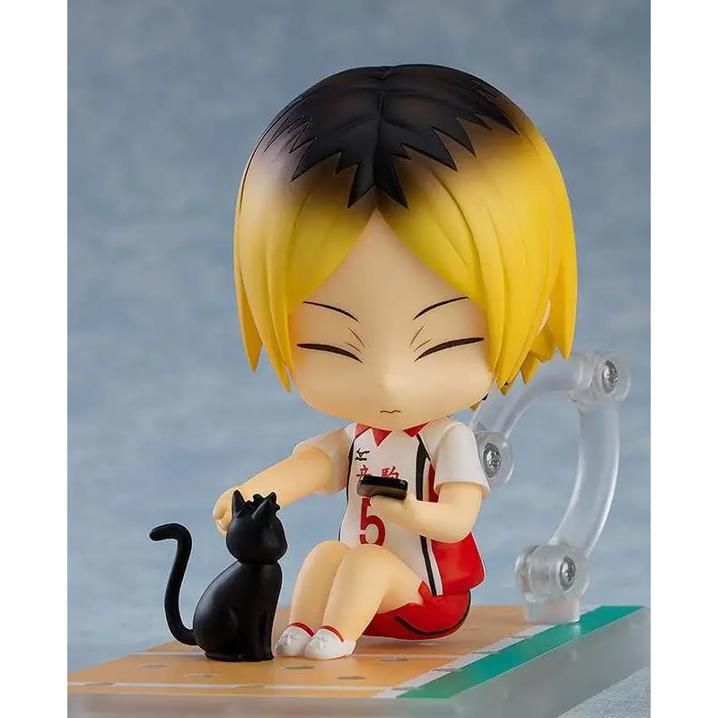 Chibi Nendoroid-figur av Haikyuu Kenma Kozume i vit-röd sekuniform med nr 5, blondhårig med svart topp, sitter bredvid svart katt
