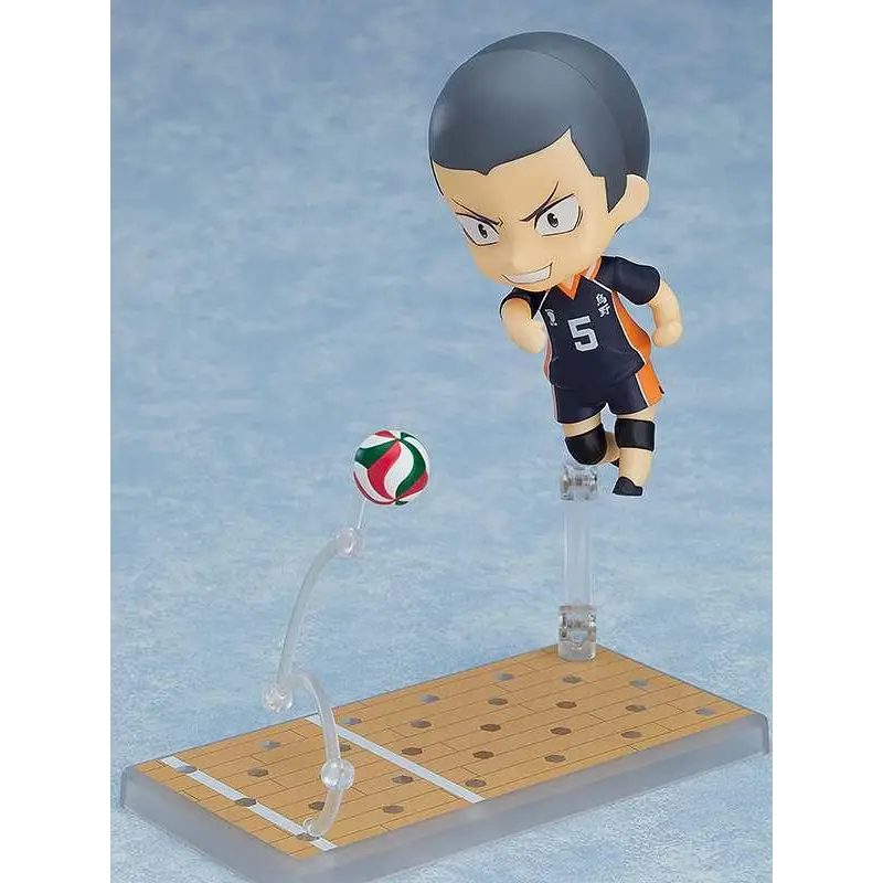 Chibi Nendoroid-figur av Haikyu!! Ryunosuke Tanaka i Karasuno-dräkt med nummer 5, hoppande över minicourt