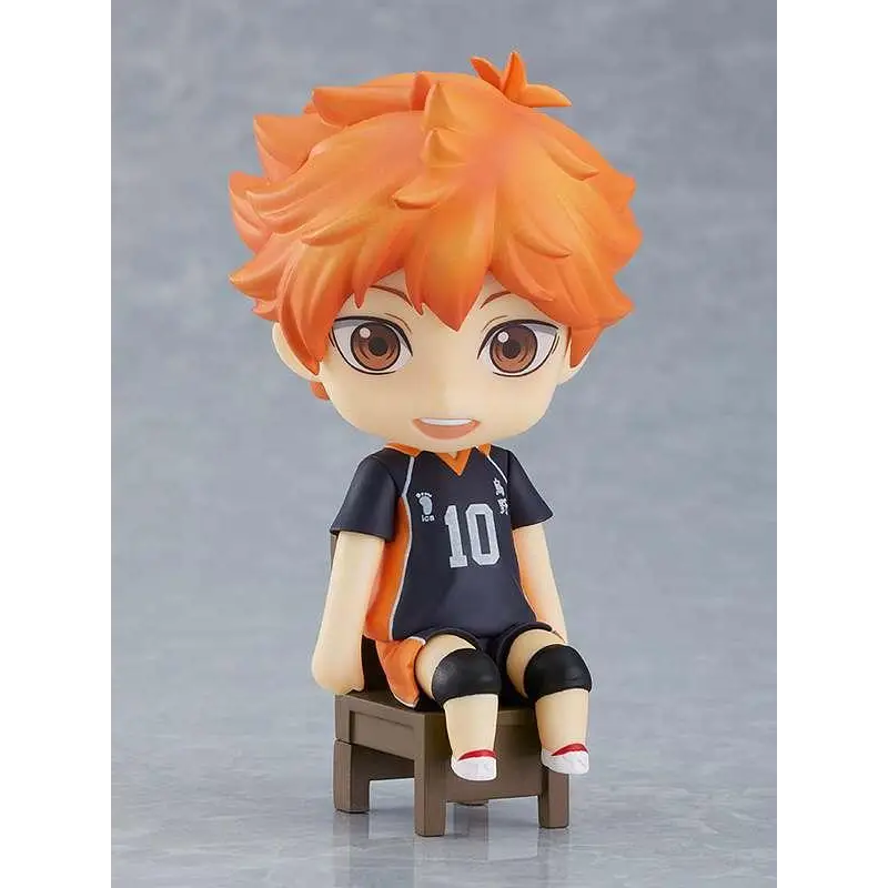 Orange-haired chibi Shoyo Hinata Nendoroid Swacchao figurin i svart-orange tröja med nummer 10, sittande på trähocker