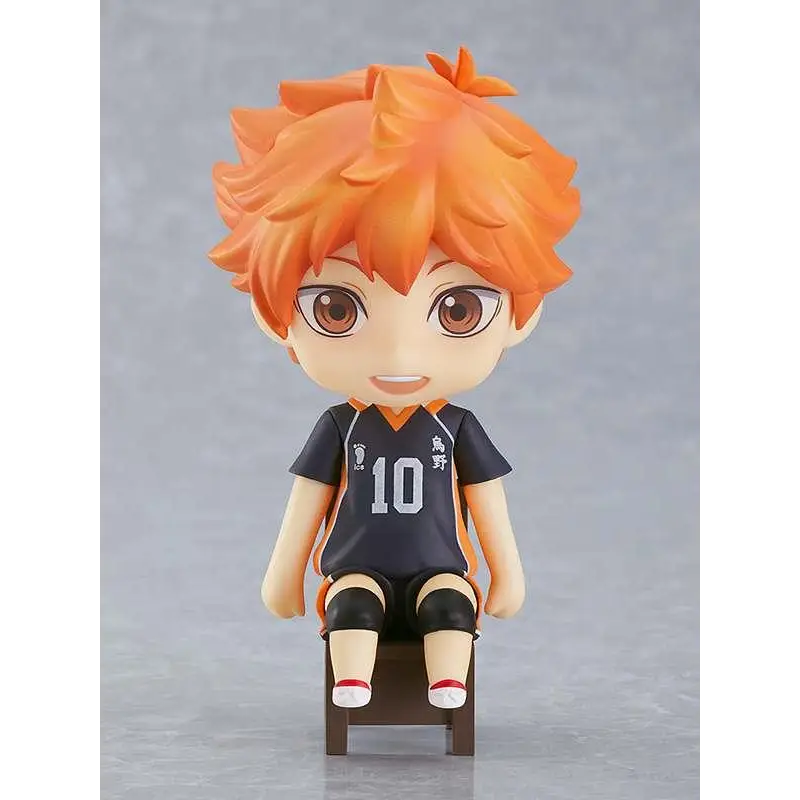 Orange-haired chibi Shoyo Hinata Nendoroid Swacchao figurin i svart-orange tröja med nummer 10, sittande på liten trästol