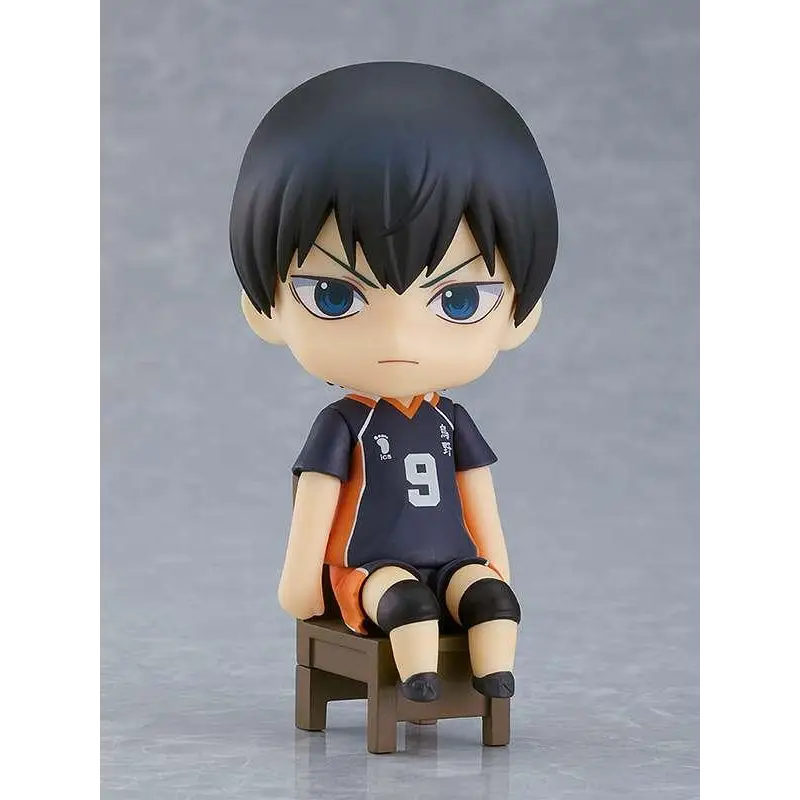 Haikyu!! Tobio Kageyama Nendoroid Swacchao figurin med svart hår i marinblå och orange tröja med nummer 9, sittande på liten träpall