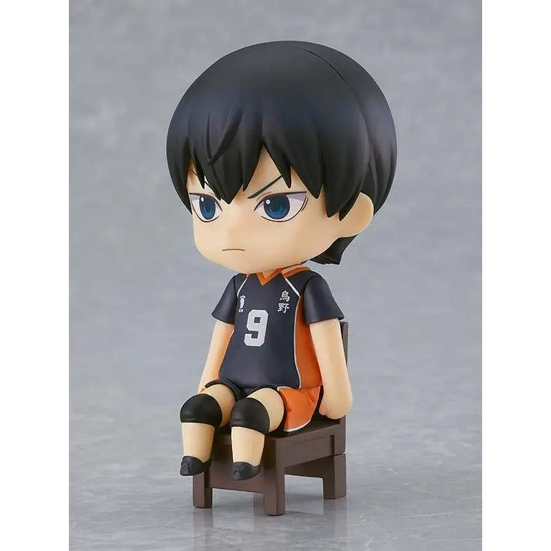 Haikyu!! Tobio Kageyama Nendoroid Swacchao figurin i svart-oranget volleyballuniform med blå ögon, sittande på liten trästol