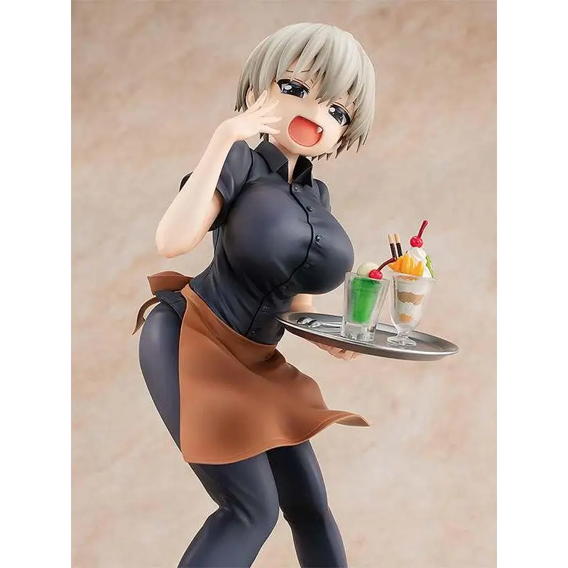 Detaljerad figur av Hana Uzaki som kortklippt anime-servo i svart skjorta och brun förkläde, med silverbricka med två färgglada desserter från Uzaki-chan Wants to