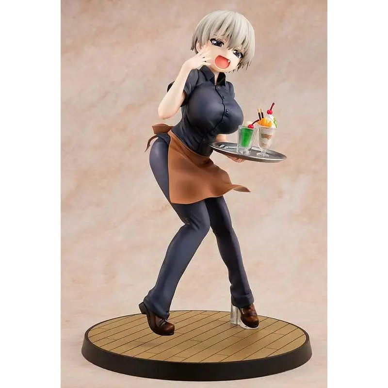 Detaljerad figur av Hana Uzaki som kortklippt anime-servo i mörkblå blus och brun förkläde, med bricka med färgglada drycker från Uzaki-chan Wants to Hang