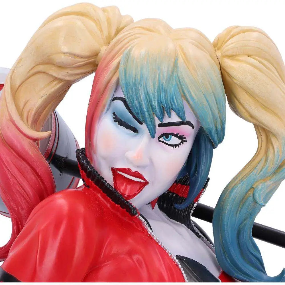 Vibrant Harley Quinn bystskulptur i högkvalitativ resin med blonda och blå flätor