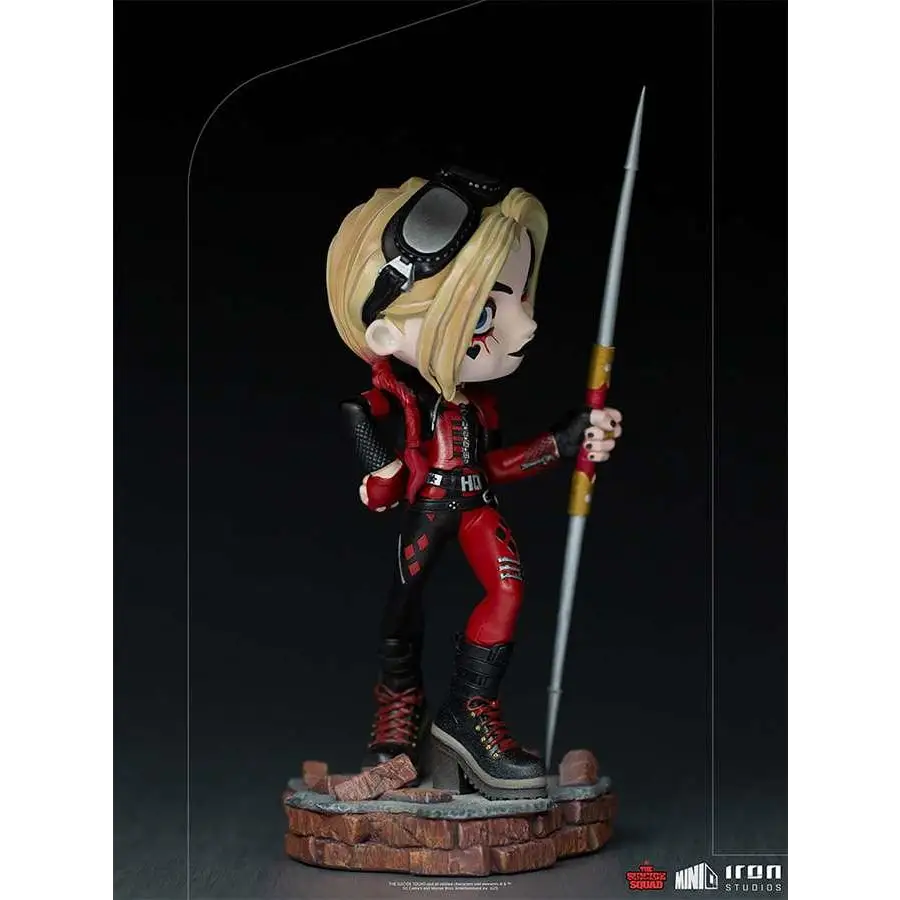 Chibi Harley Quinn-statyn från Suicide Squad, MiniCo Iron Studios, med blont hår, svarta goggles, röd-svart rutig outfit och spjut