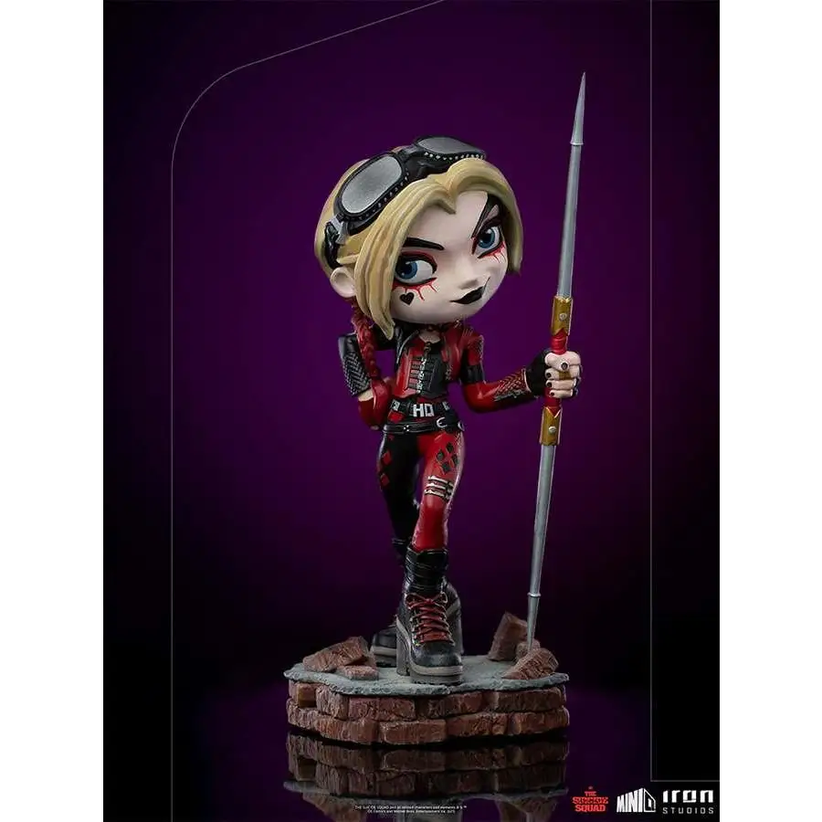 Chibi Harley Quinn-statyn från Suicide Squad, MiniCo, Iron Studios, i röd-svart kostym med glasögon och spjut på tegelbas