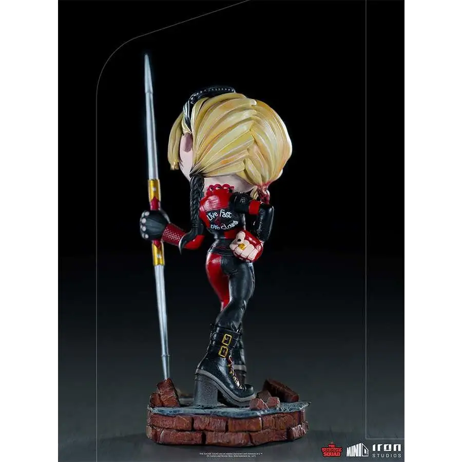Chibi Harley Quinn Suicide Squad MiniCo Iron Studios statyett med blont flätat hår, röd svart läderoutfit med texten live fast die hard på ryggen och gulddekorersvärd
