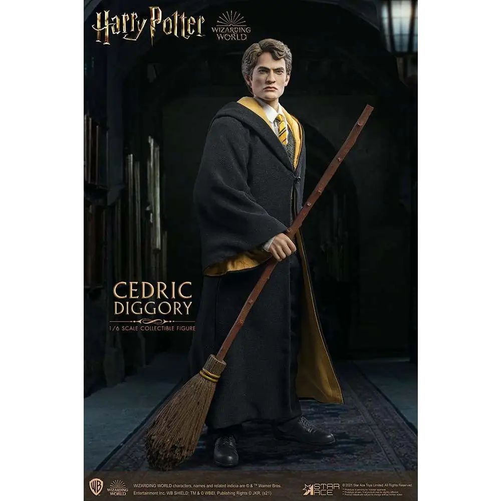 Cedric Diggory 1/6-skala figur i svarta och guldfärgade Hogwarts-robe med gul slips och kvast