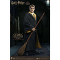 Cedric Diggory 1/6-skala figur i svarta och guldfärgade Hogwarts-robe med gul slips och kvast