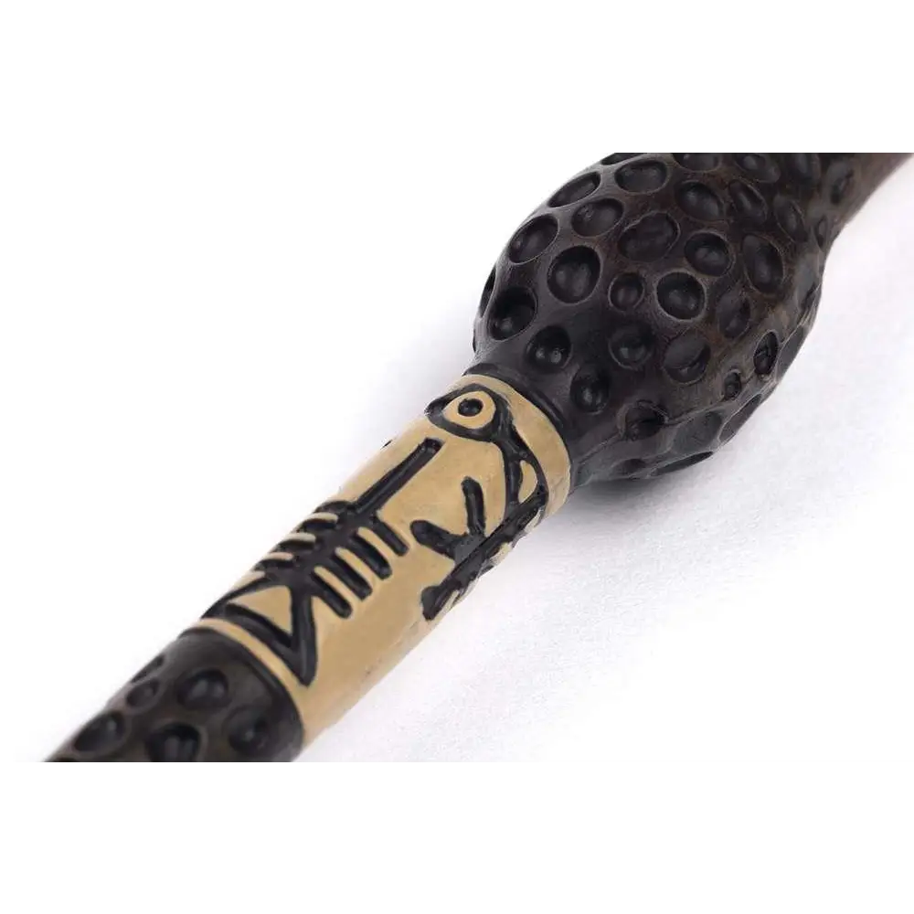Svart och beige keramikpipa med texturerad, perforerad design och handsnidade tribala mönster