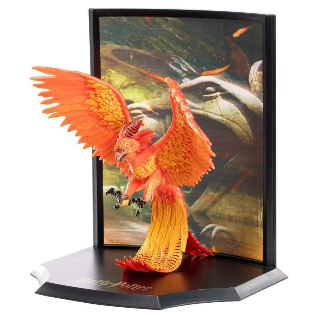 Vibrant orange Fawkes-fenix från Harry Potter i diorama med basilisk