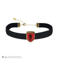 Svart sammet choker med Gryffindor-emblem: röd sköld, svart lejon och guldkanter