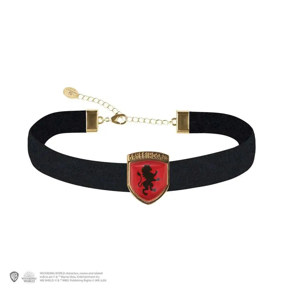 Svart sammetshalsband med Gryffindor-emblem i rött sköld med svart lejon och guldkanter