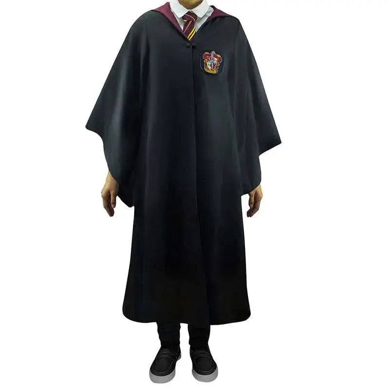 Svart Hogwarts-robe med maroon och guldtrim, Gryffindor-vapen på vänster bröst