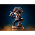 Chibi Harry Potter figurin i svarta robes med röd-gul slips, håller trollstav på Sorteringshatten